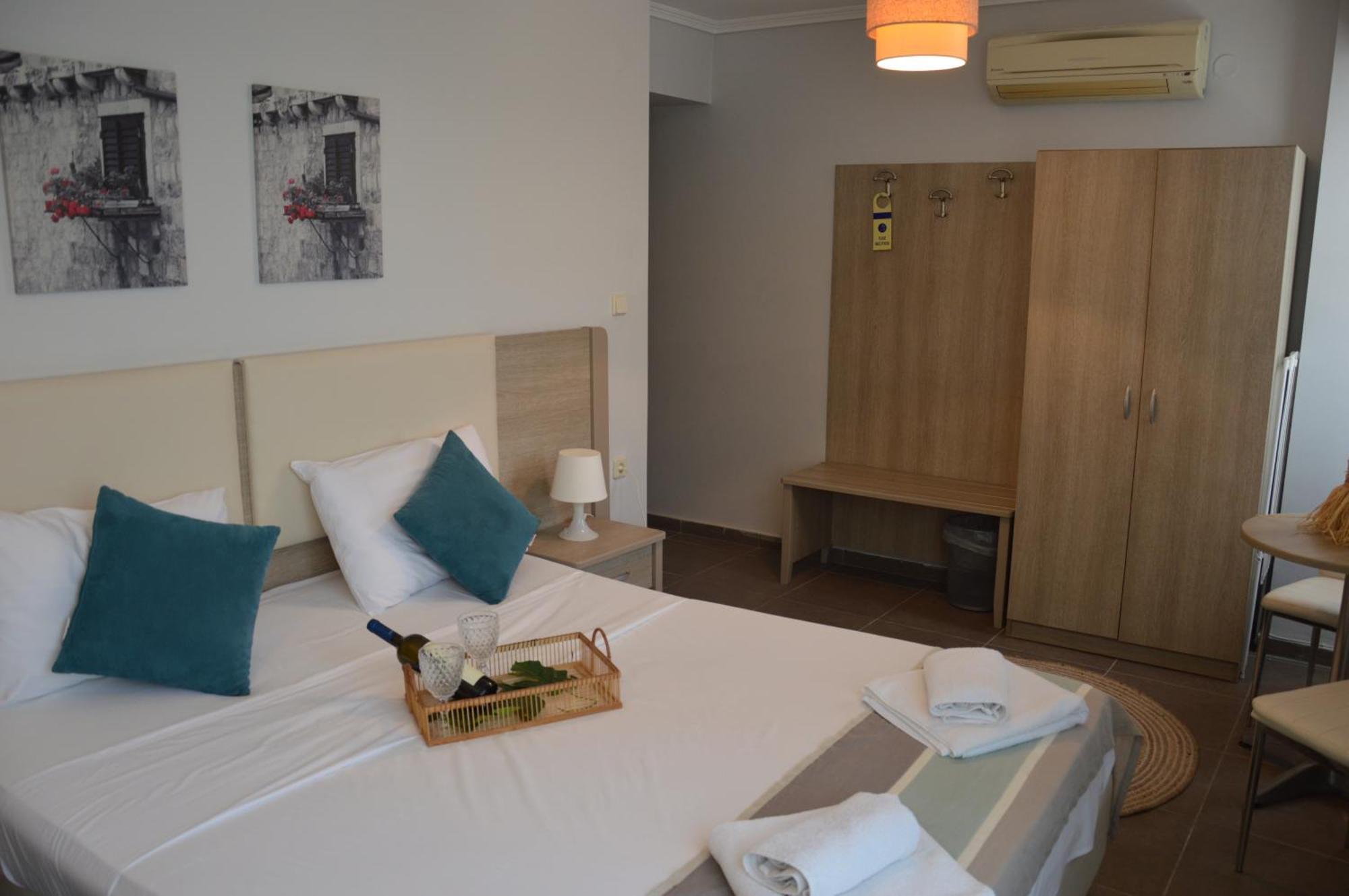 Aqua Mare Sea Side Rooms Nea Kallikrateia Екстериор снимка